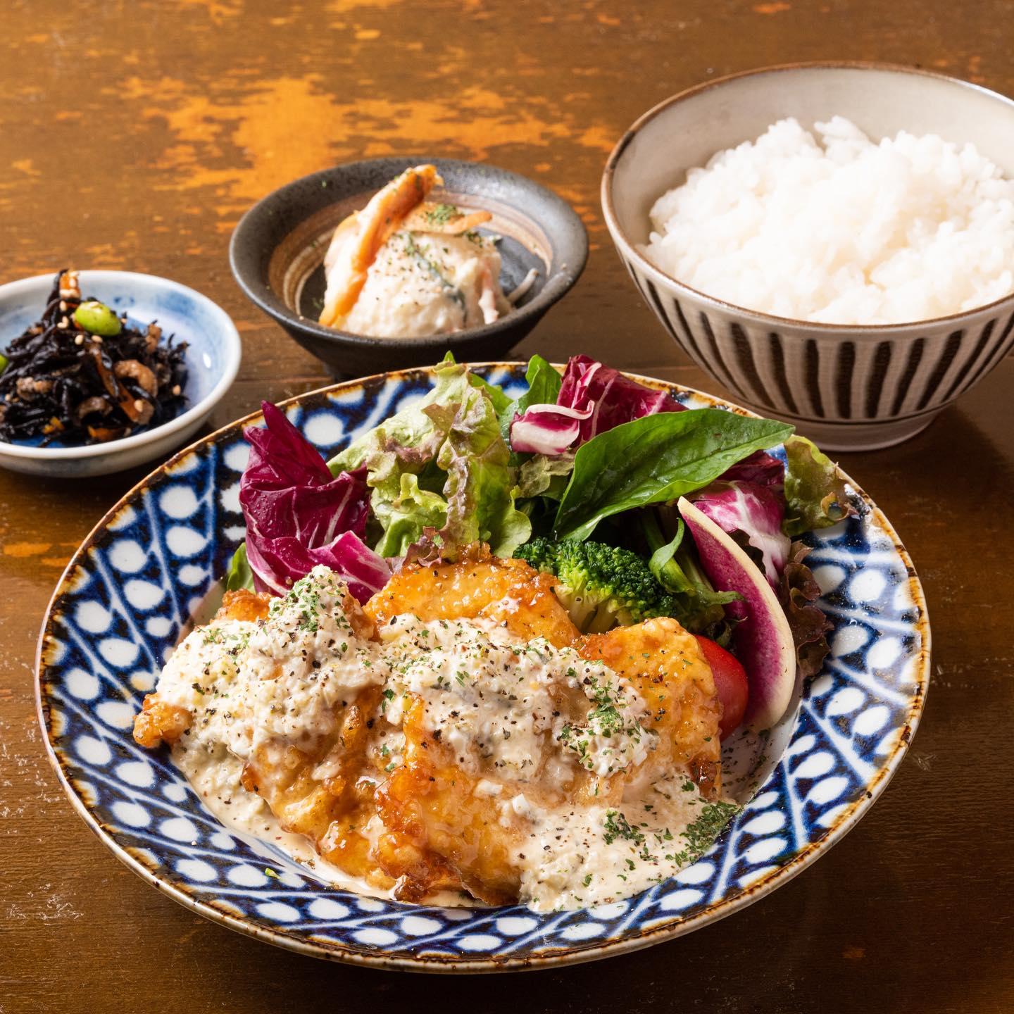 青山通りで美味しい焼き鳥を食べるなら！今日は「チキン南蛮」をおすすめさせてくださいっ！《ひごの屋 青山本店》