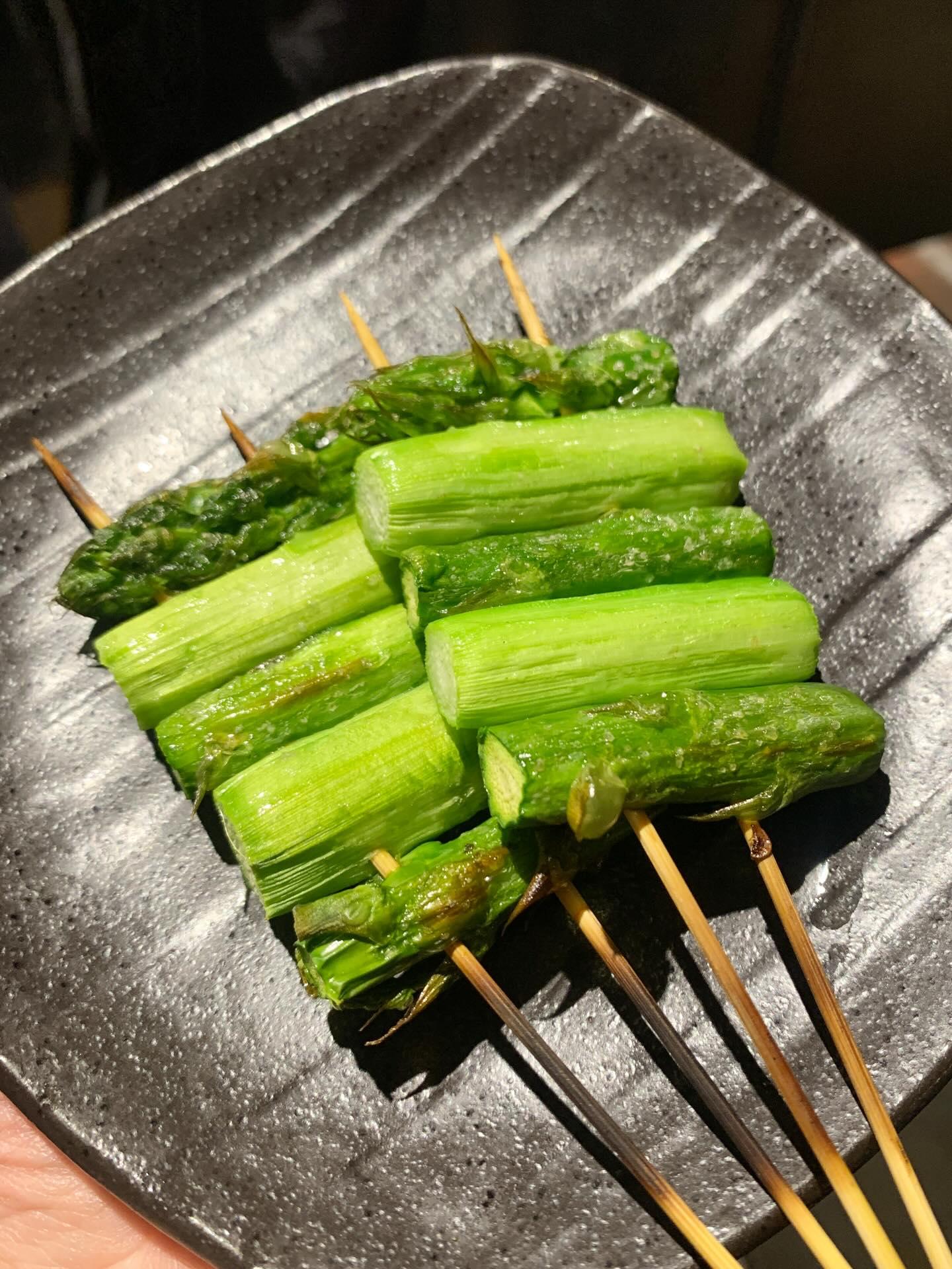青山の居酒屋で焼き鳥を楽しむなら｜本日の一皿【アスパラ串とヤングコーン】